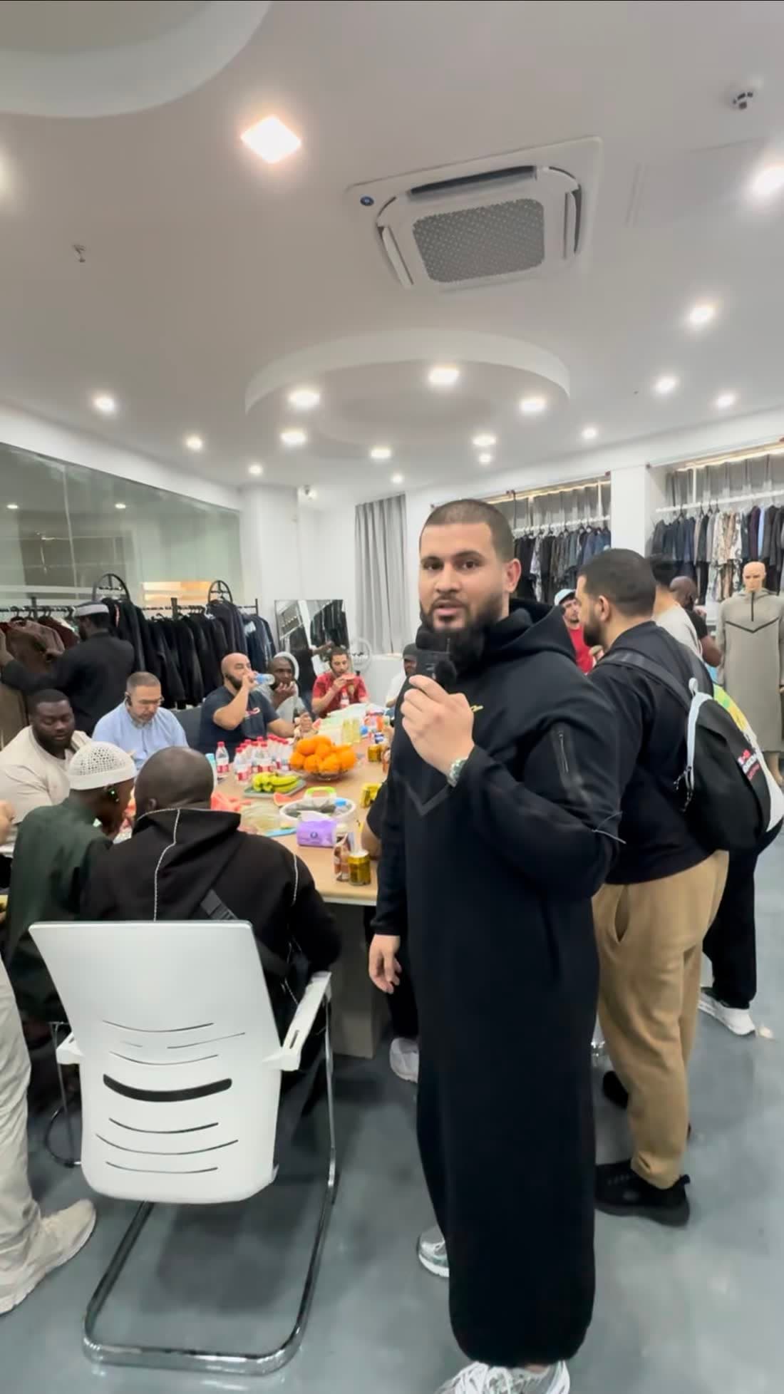 Le repas partagé dans le showroom d'un fournisseur, en Chine