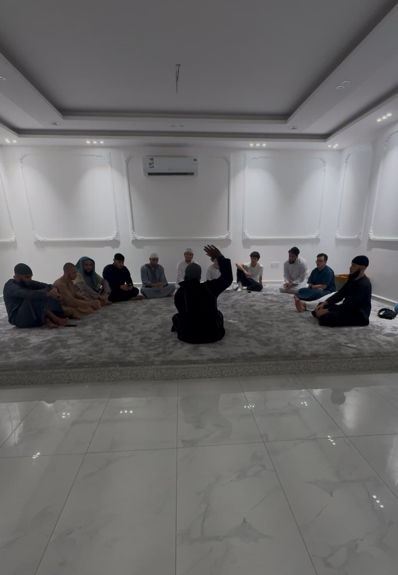 Le groupe assis en cercle dans la grande salle de la villa