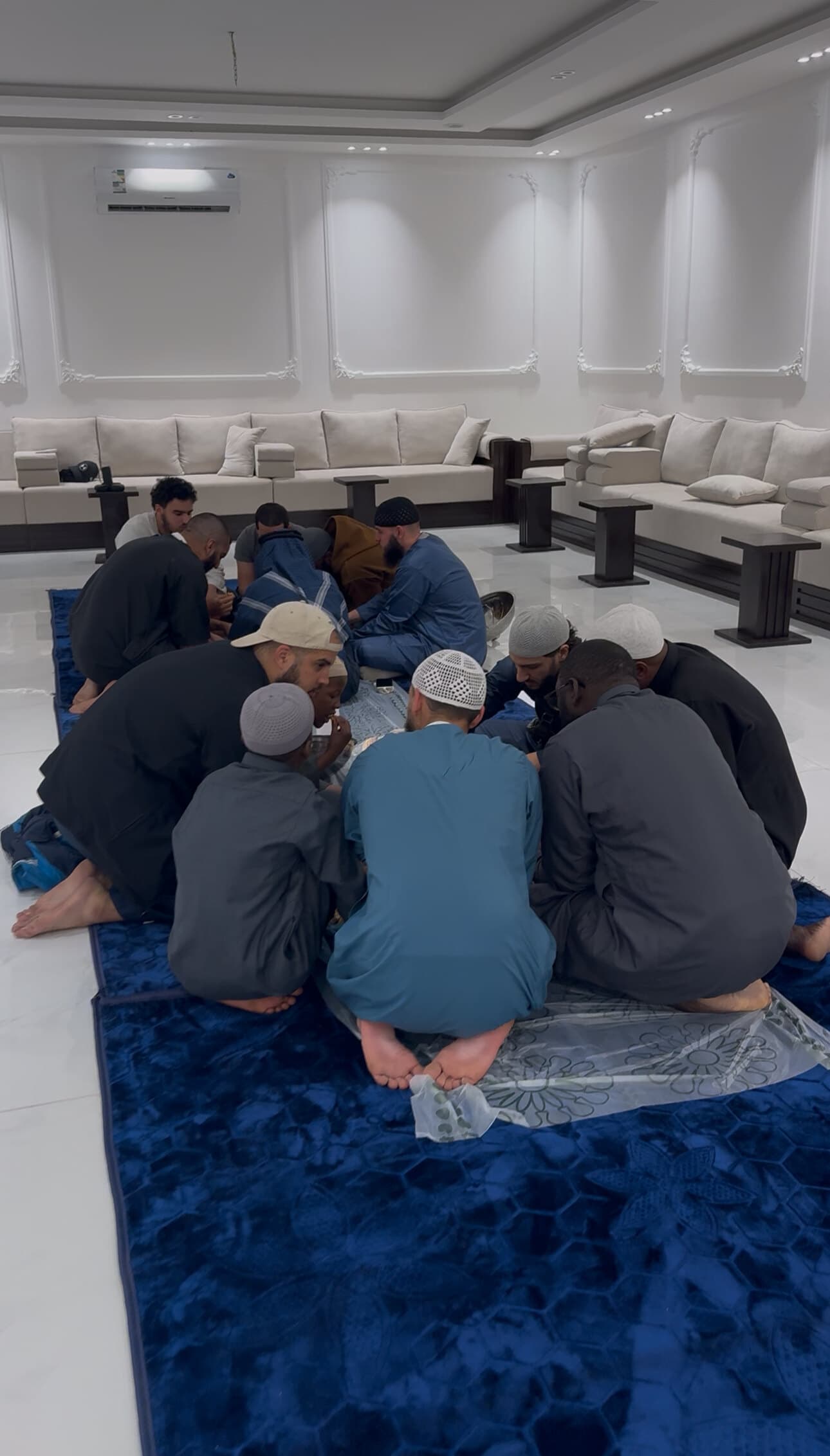 Le majlis et ses canapés, le groupe réuni au sol au milieu