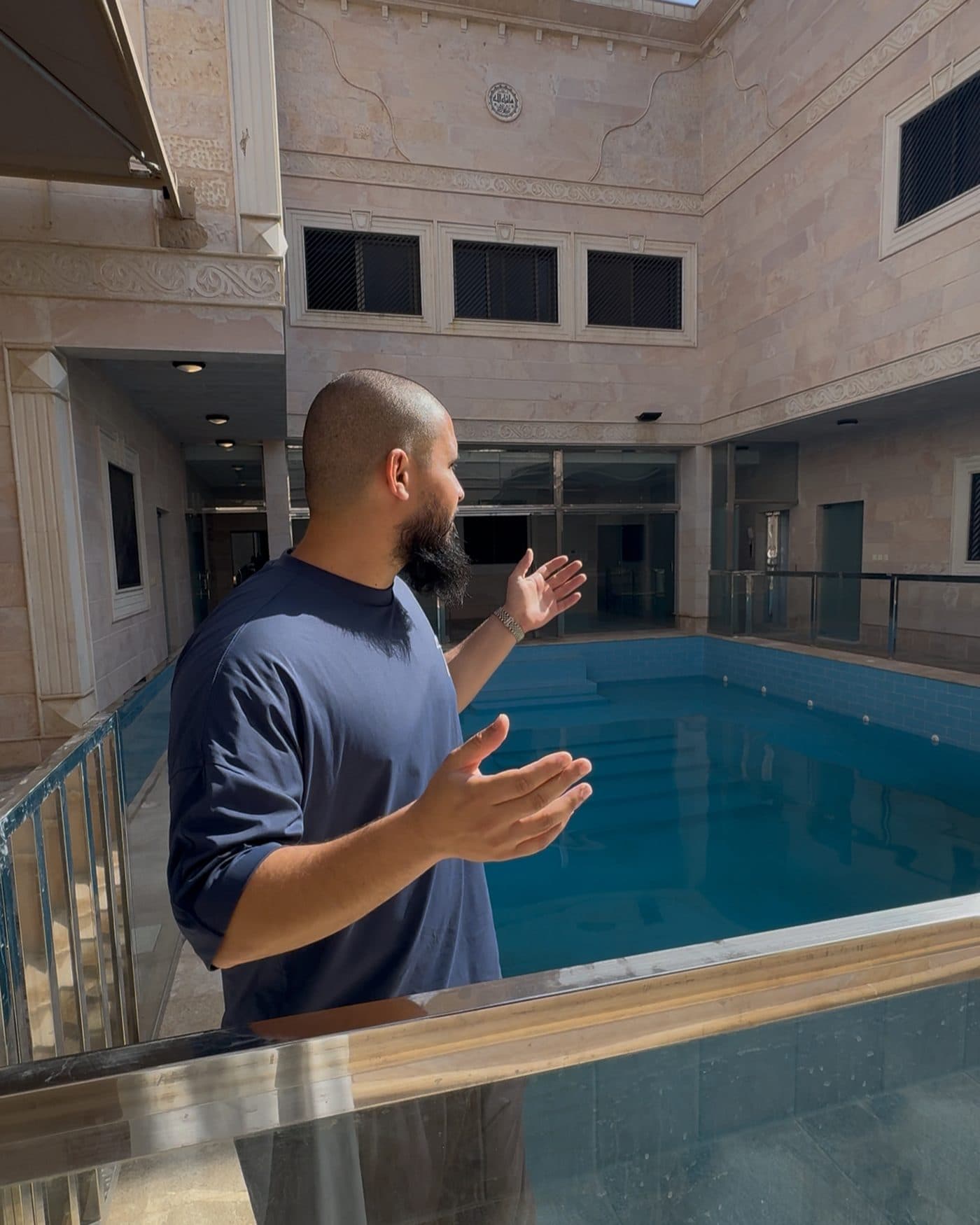 Amir présente la cour intérieure de la villa et sa piscine