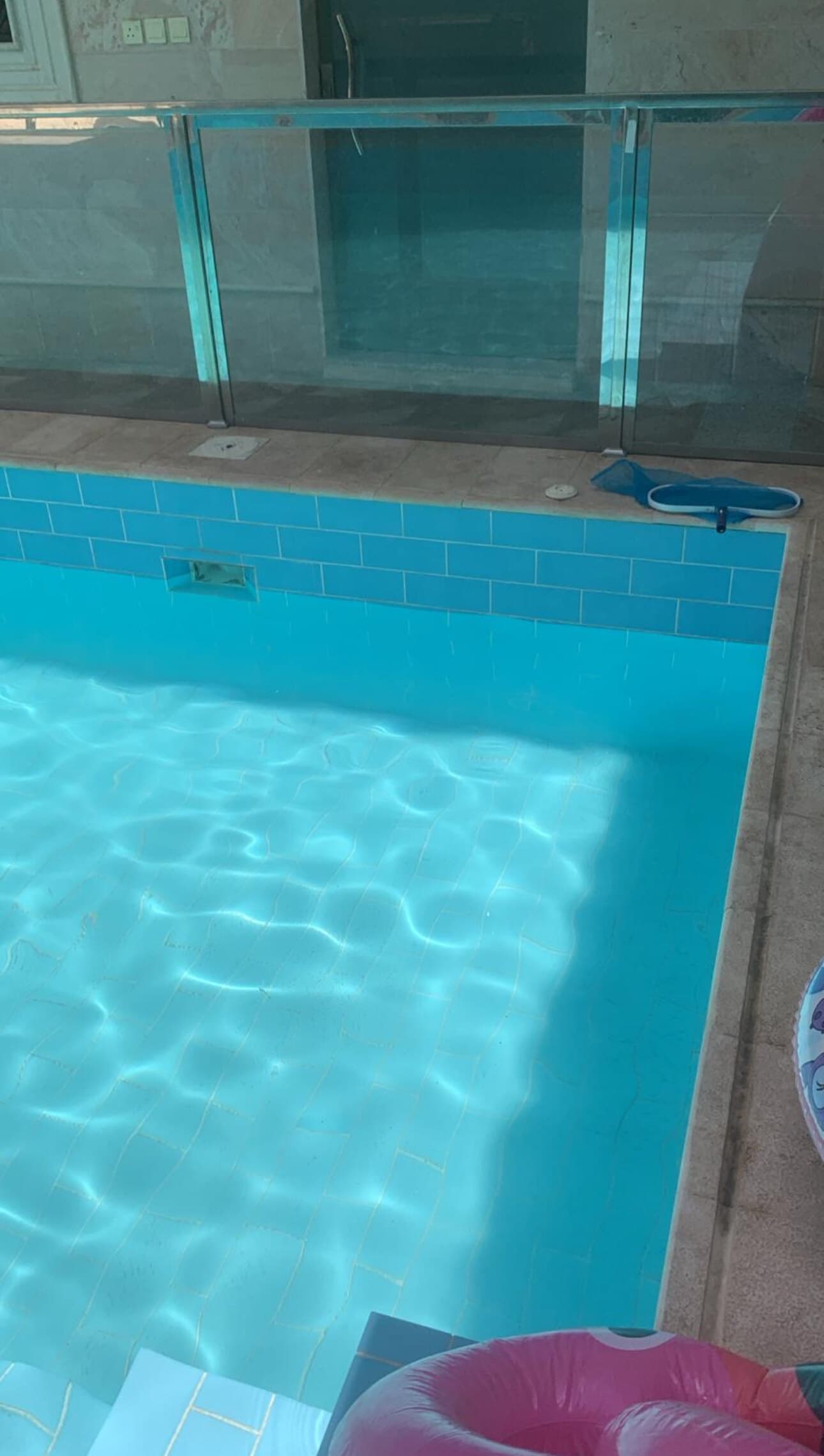 La piscine couverte de la villa, éclairée par en dessous