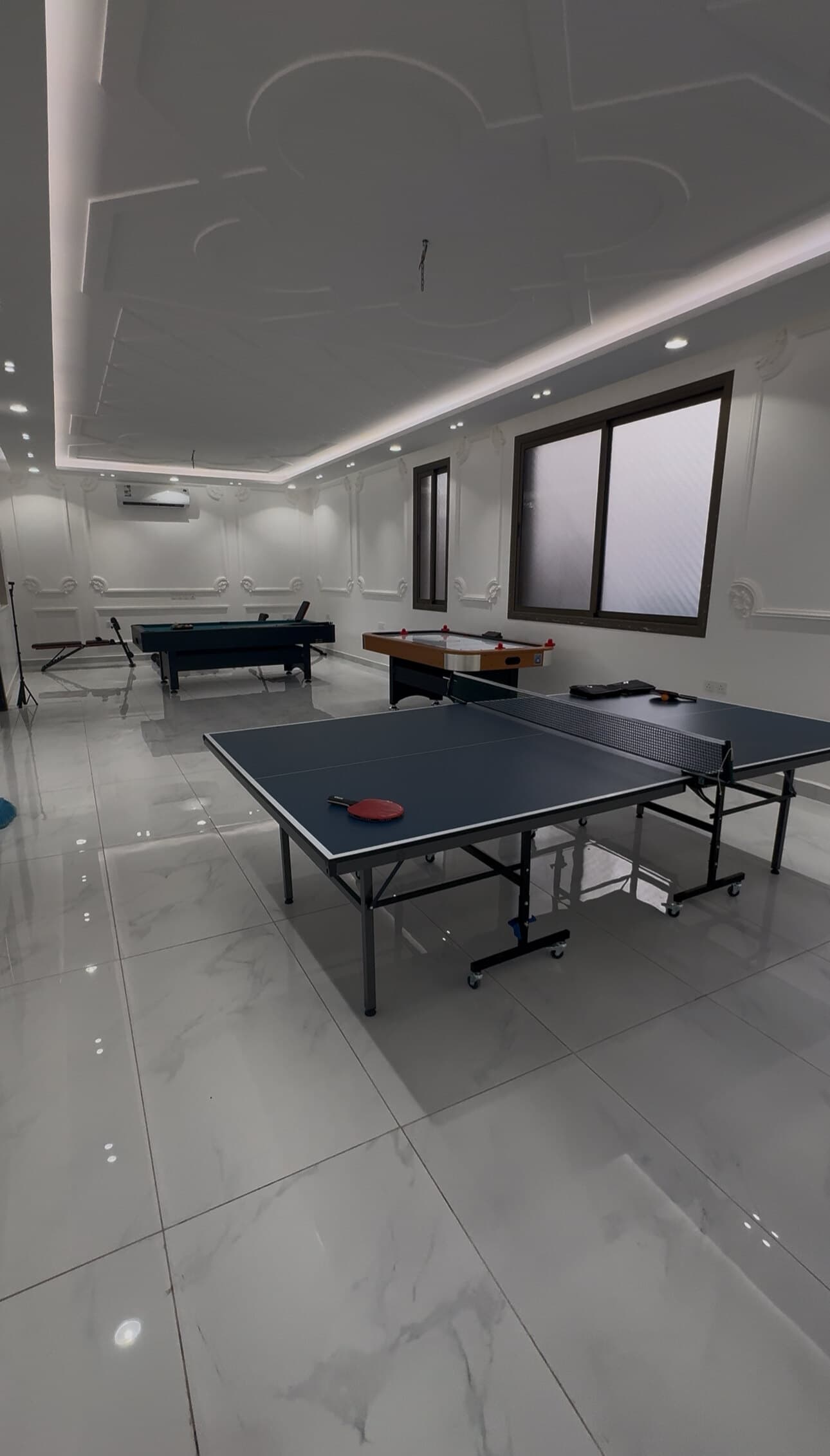 La salle de jeux de la villa, son ping-pong et son billard