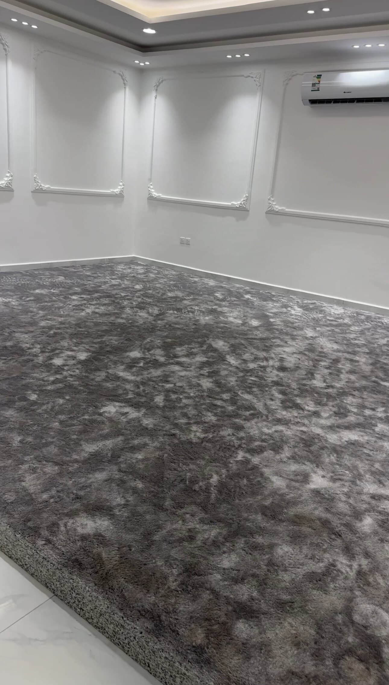 Une salle entièrement tapissée, d'un mur à l'autre