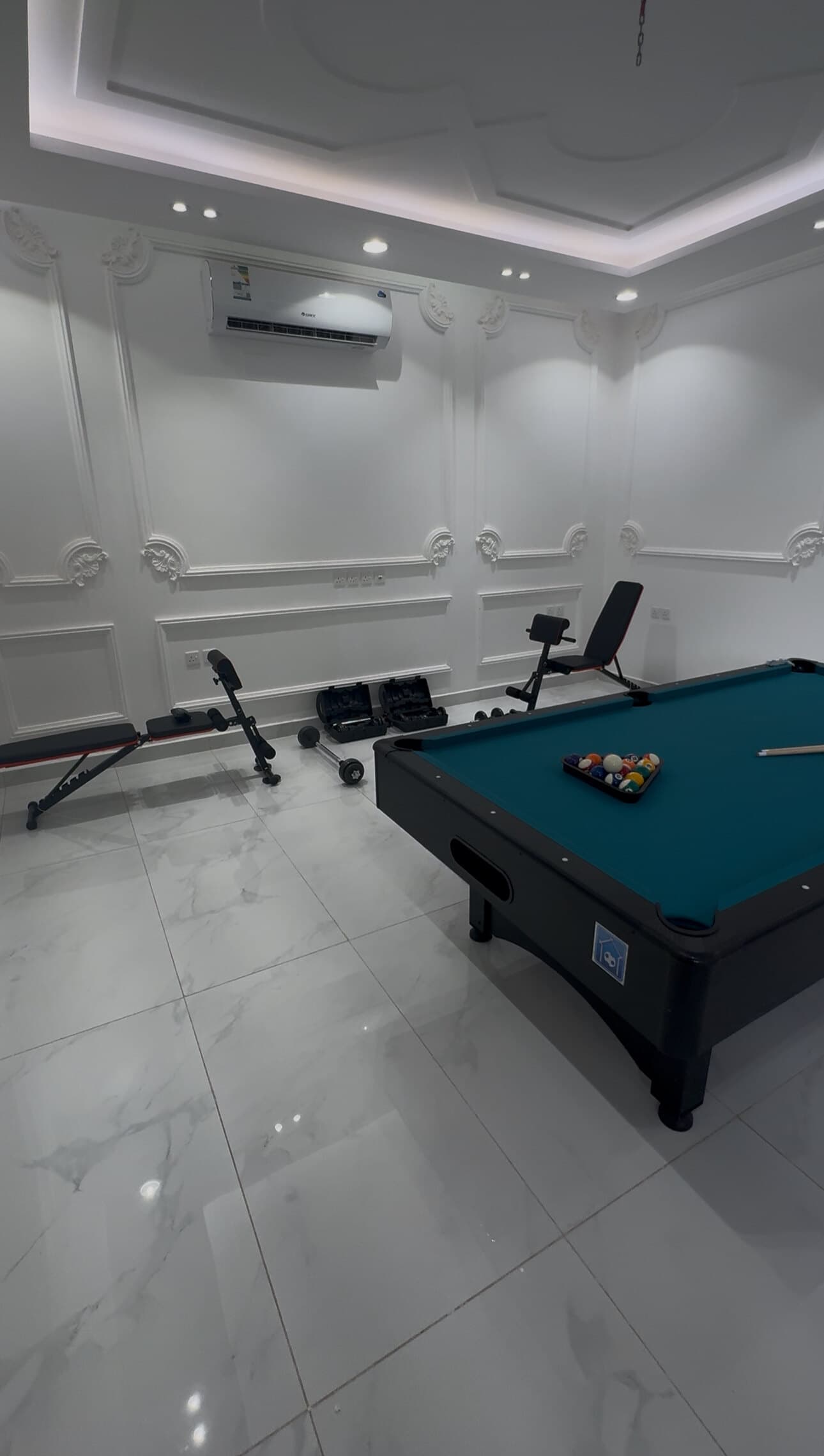Le billard et le banc de musculation, dans la même salle