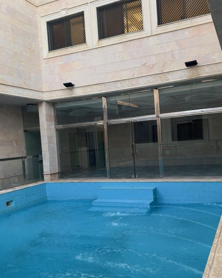 La grande piscine de la villa Umma House à Médine